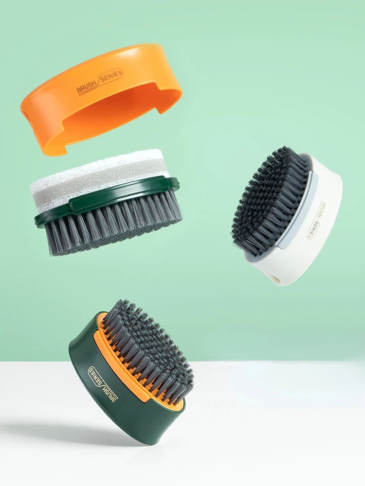 

Щетка для обуви из мягкого меха не повреждает обувь