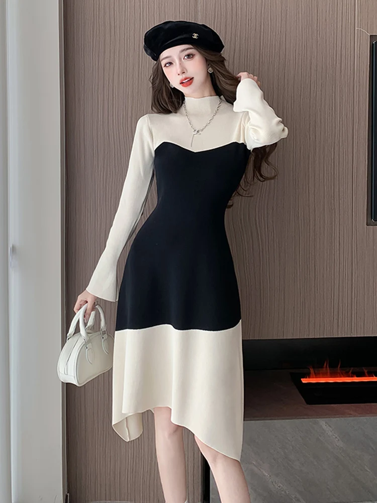 Женское трикотажное платье-свитер в стиле пэчворк с расклешенным рукавом