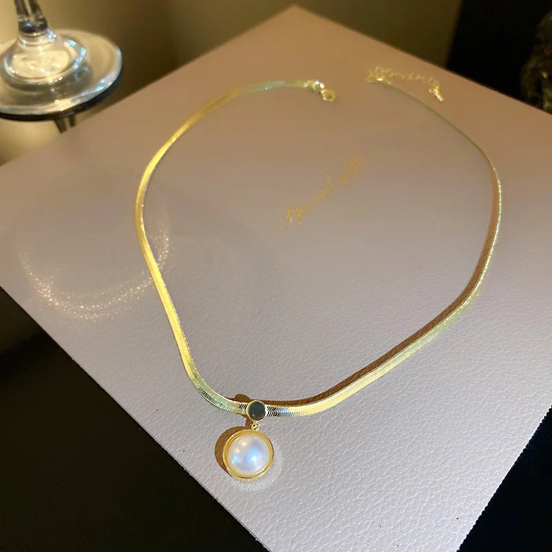 

2023 French Fashion Retro Simple Design Geometric Pearl Snake Bone Chain Delicate Elegant Ladies Necklace Luxury Birthday Gift