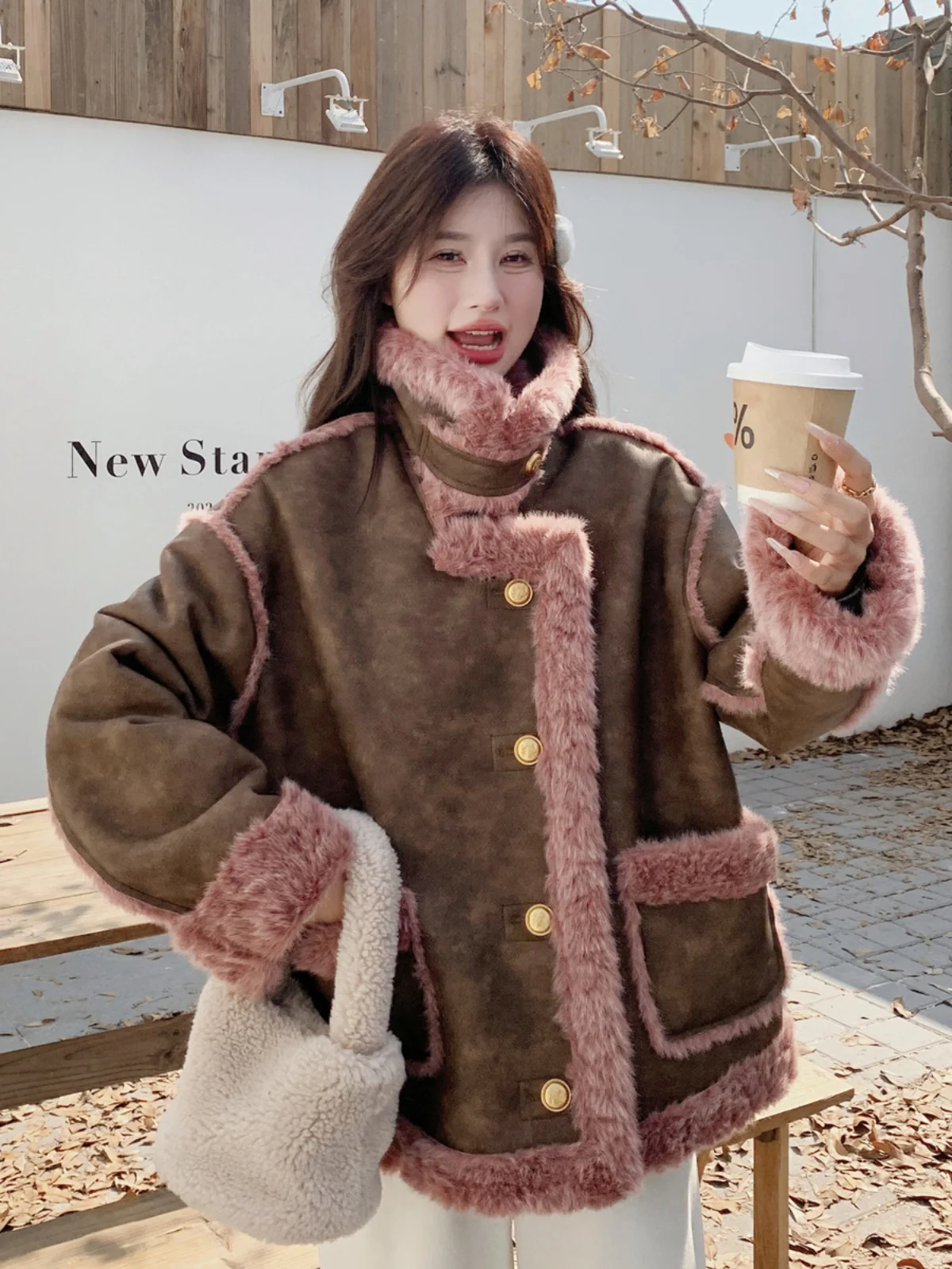 Кофейный цвет меховая интегрированная верхняя одежда из овечьей шерсти женская