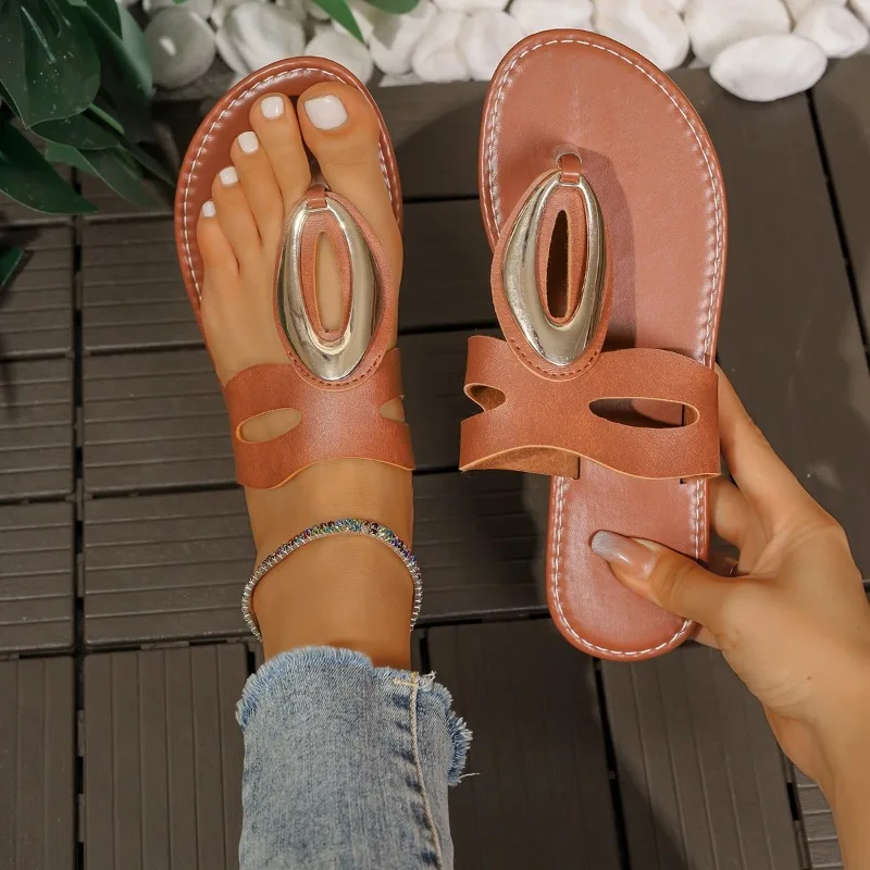 Женские шлепанцы с круглым носком на низком каблуке