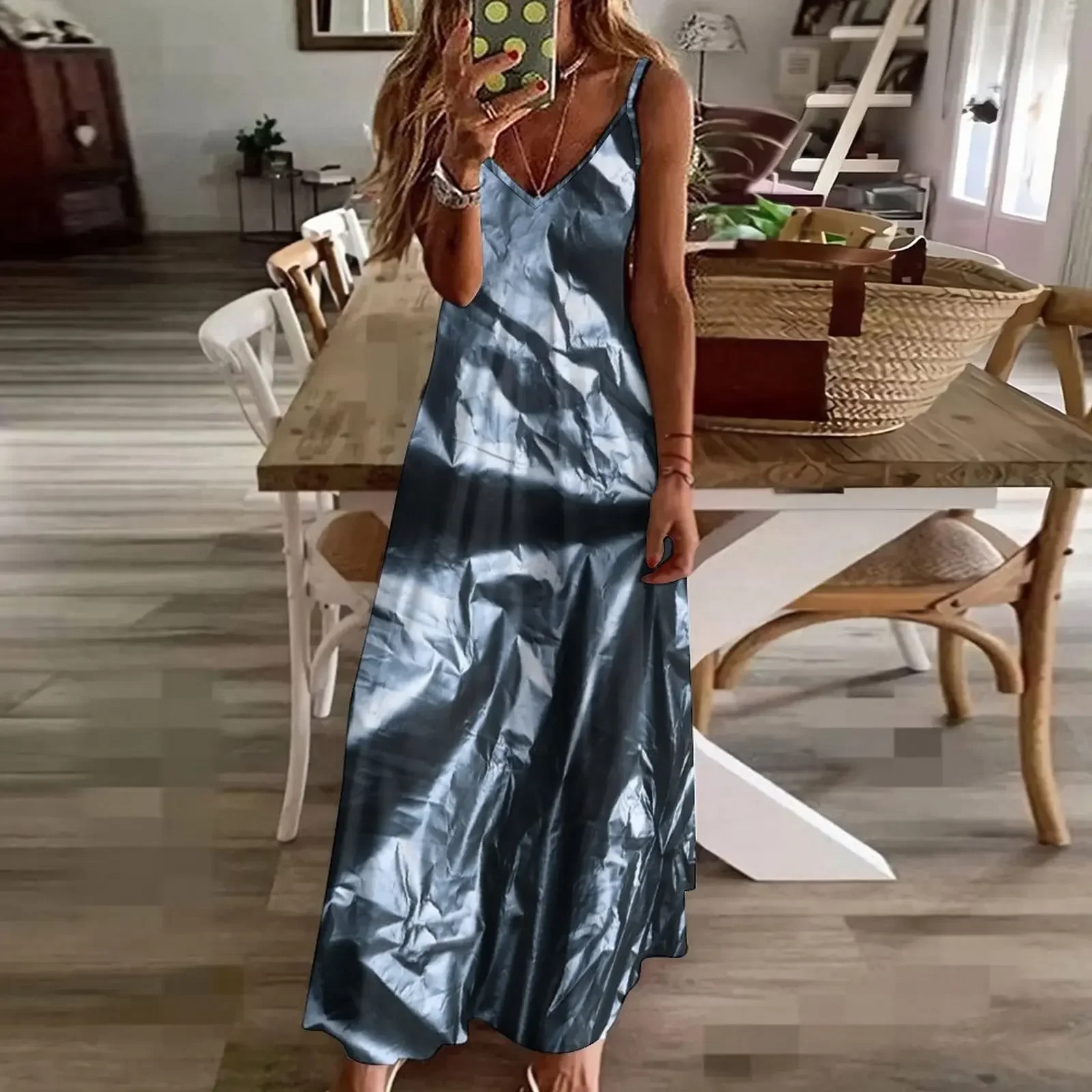 Платье без рукавов с текстурой в пластиковом пакете для мусора коктейльные