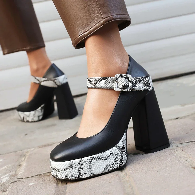 Женские туфли-лодочки из микрофибры со змеиной полиуретановой панелью и