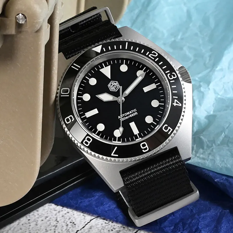 

San Martin Luxury 40mm Diving Watch NH35 Automatic Men Mechanical Wristwatch Sapphire Nylon Strap Full Luminous Waterproof 200m