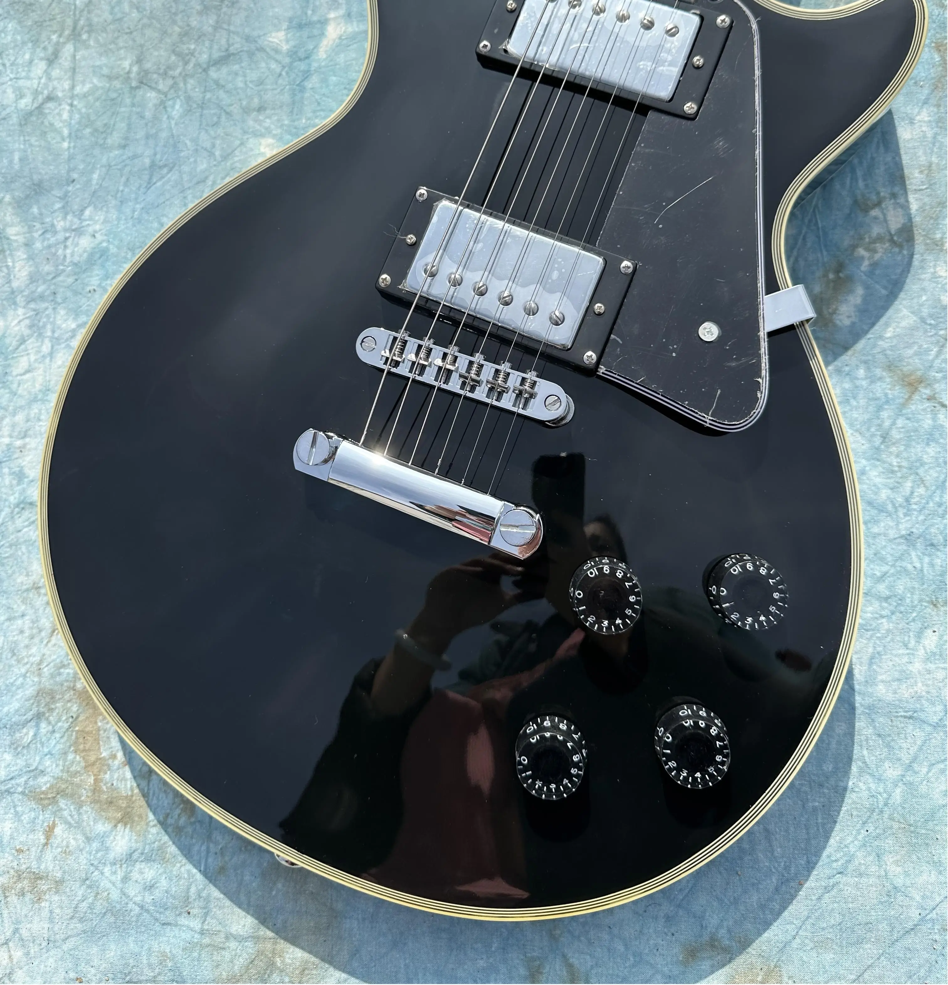 Customized electric guitar blackPeach blossom core wood body rose fingerboard， lightning package