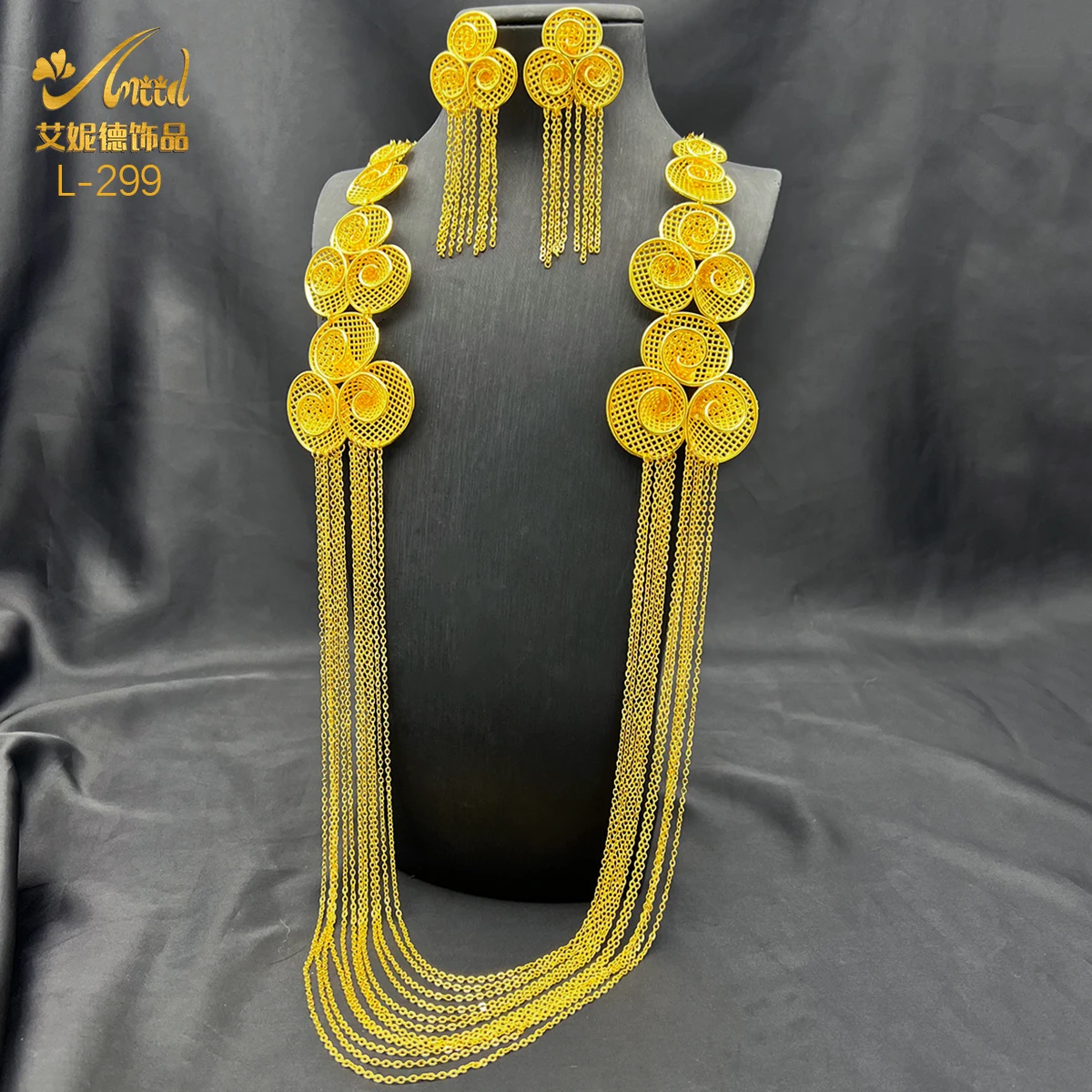 Комплект из колье и серёг золотистого цвета с кисточкой