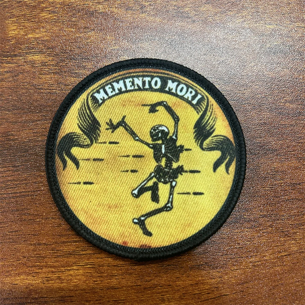 Тактическая нашивка Memento Mori с изображением черепа смерти на открытом воздухе