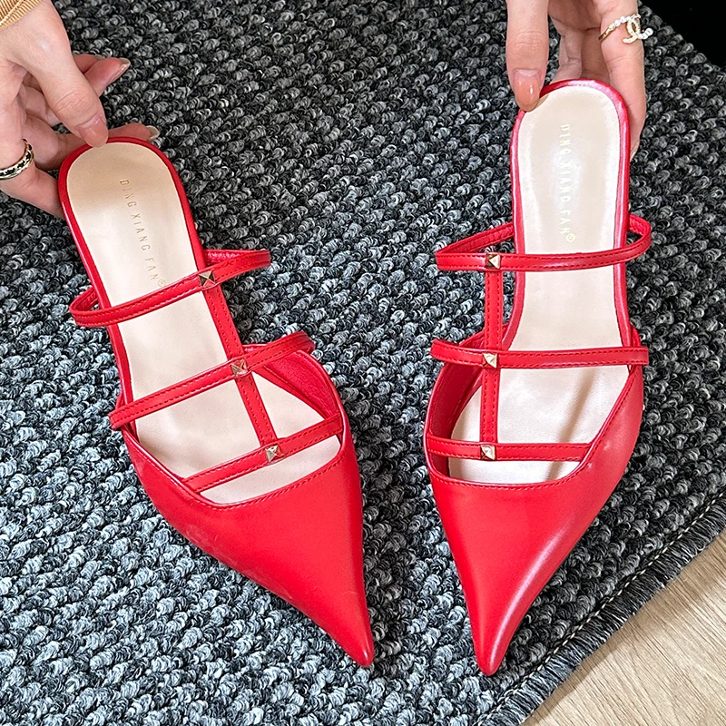 Мюли женские на низком каблуке сандалии без застежки заостренный носок заклепки