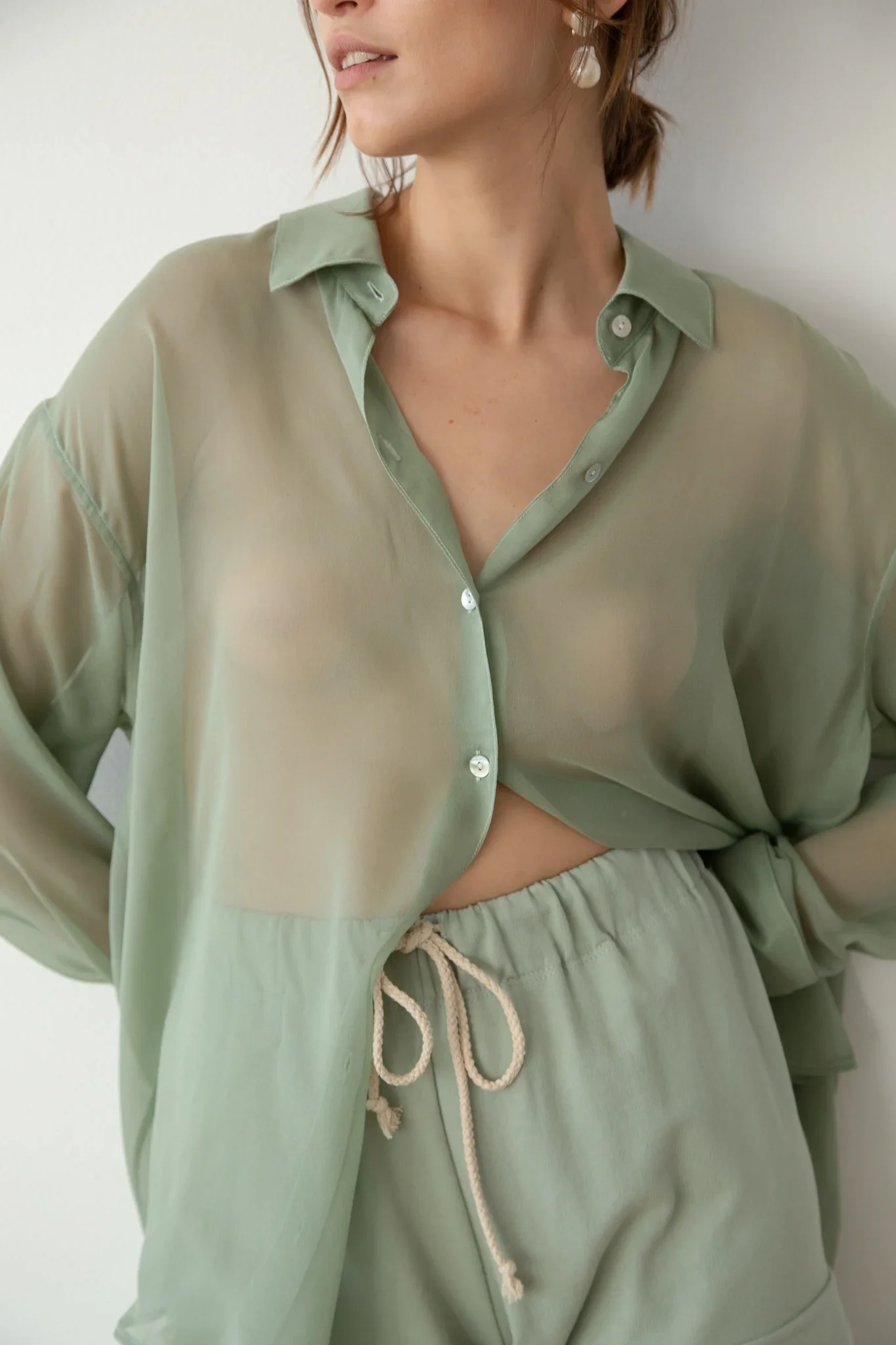 Женская прозрачная блузка на пуговицах черная однобортная с отложным воротником