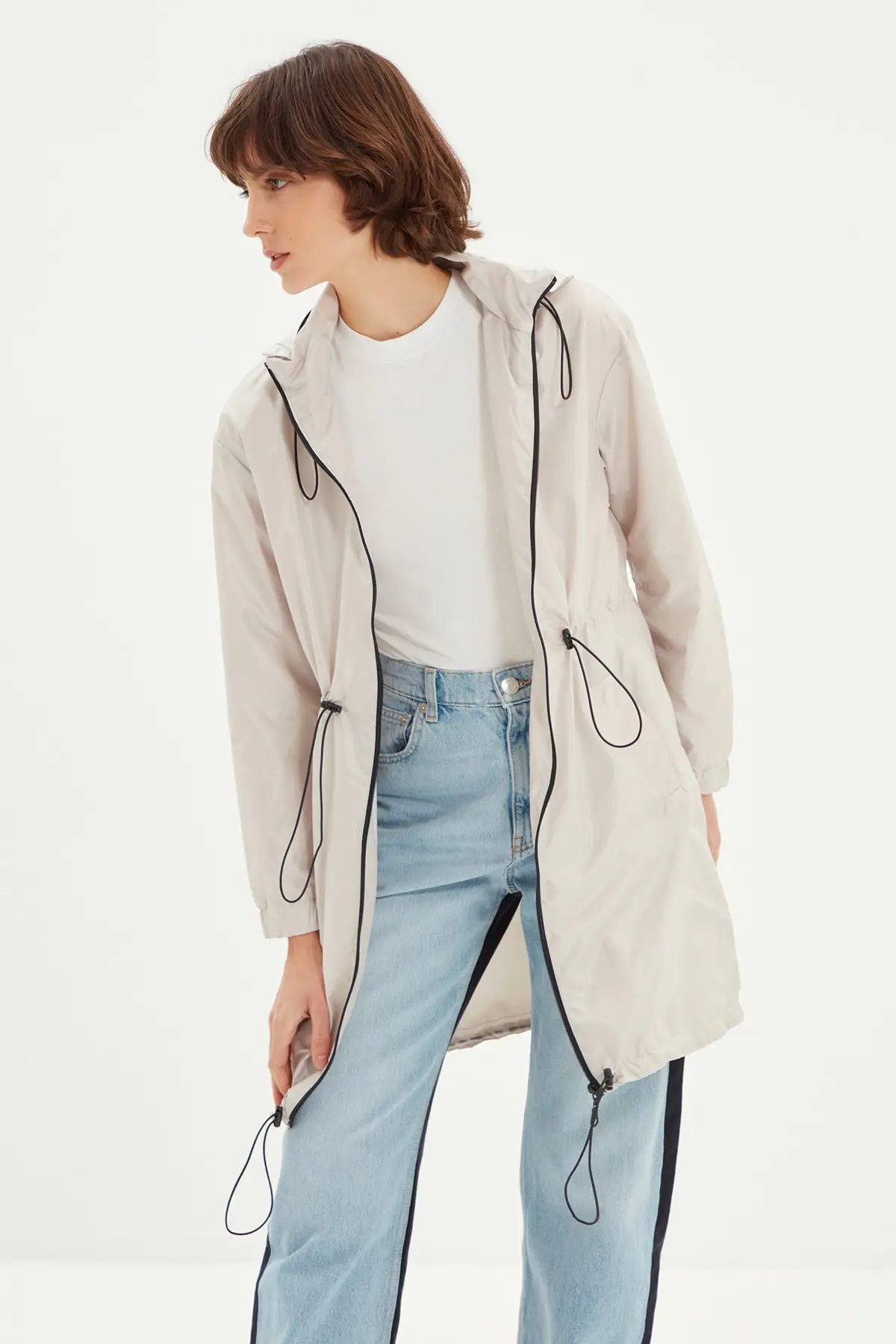 Плиссированная поясная куртка с капюшоном. Высококачественная продукция.