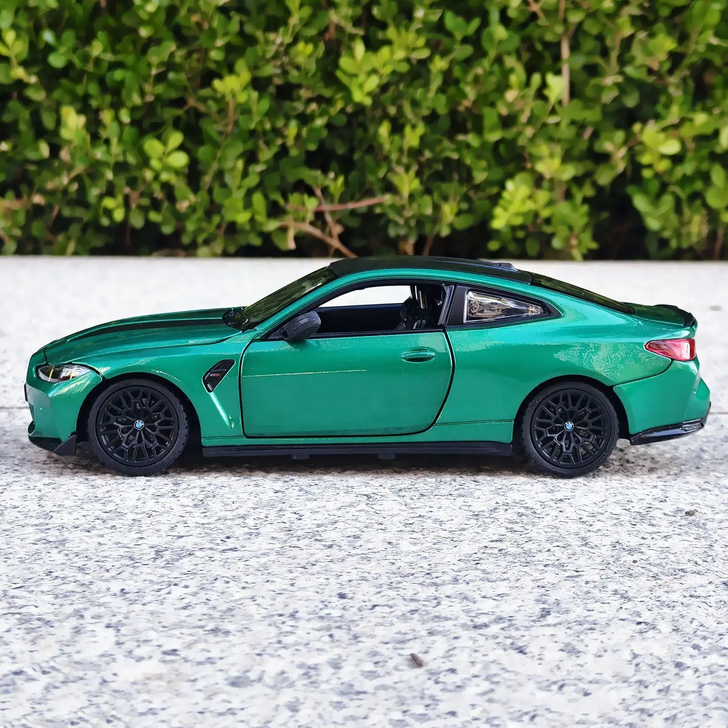 Фото Масштабная модель автомобиля BMW M4 CS 1:24 из сплава, коллекционная, для подарка №3