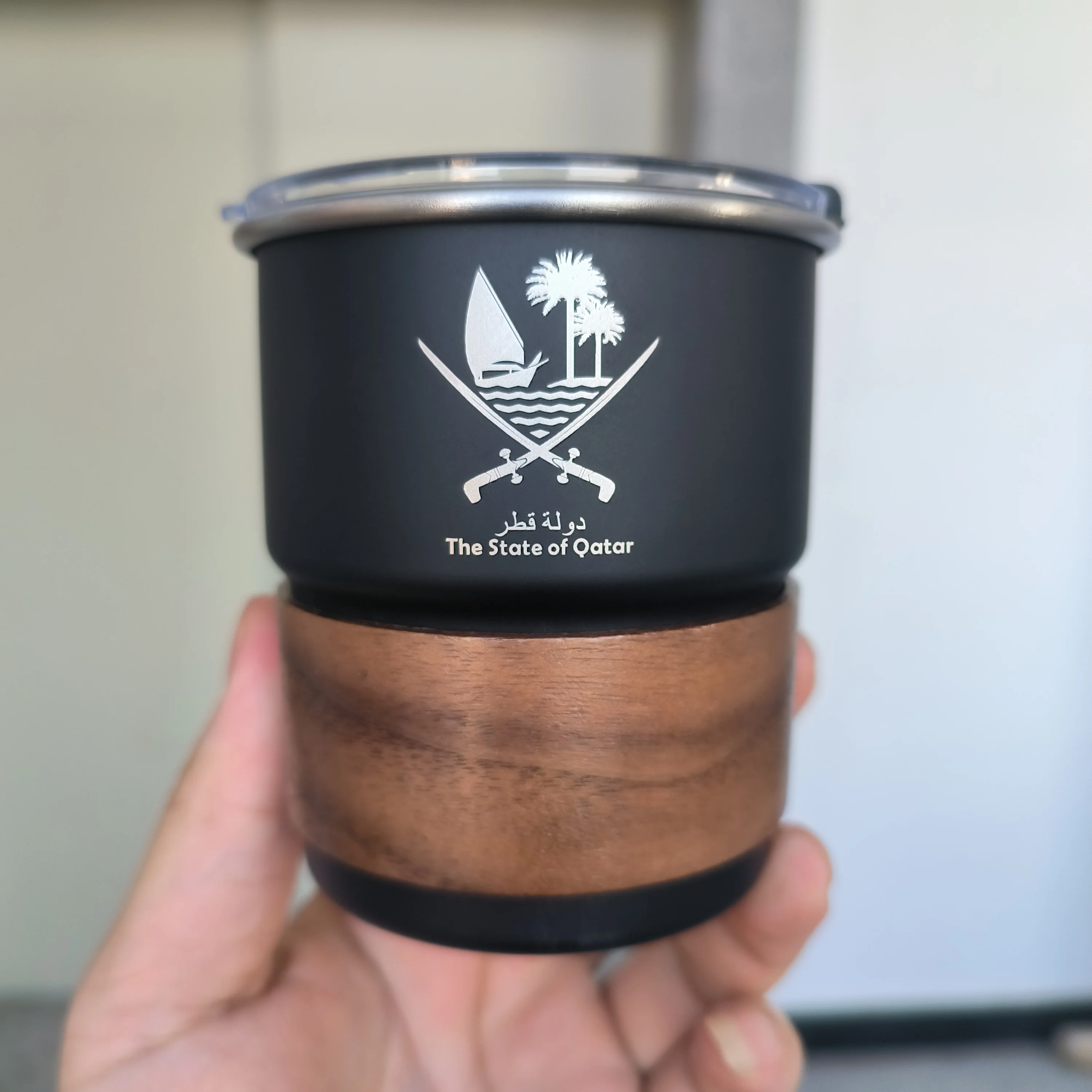 Чашка из нержавеющей стали с логотипом The State of Qatar и крышкой 300 мл кофейная кружка