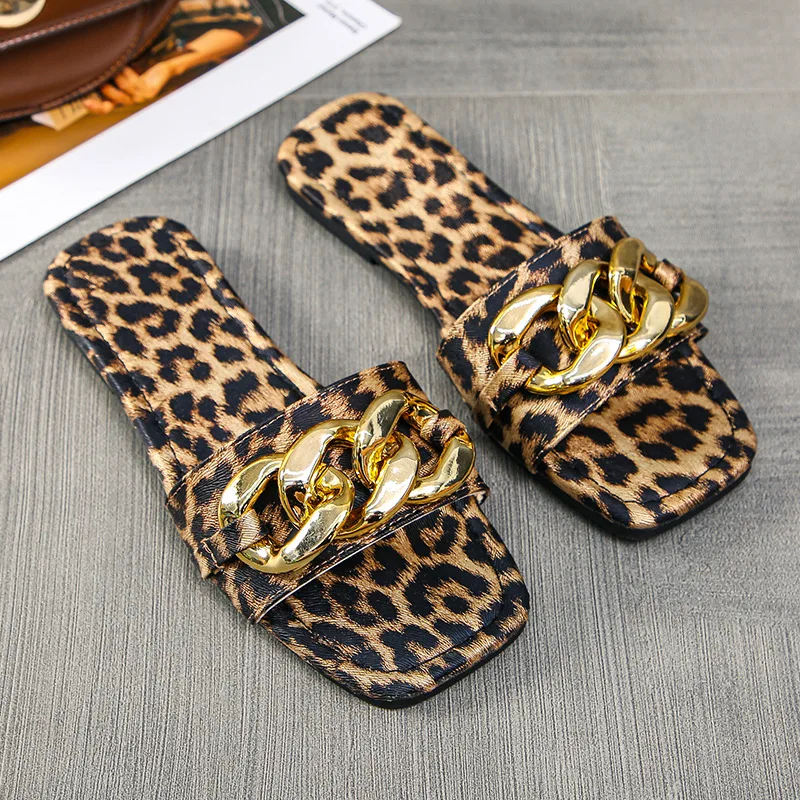 

Тапочки женские с леопардовым принтом, повседневные пляжные шлепанцы, с металлической пряжкой, квадратный носок, плоская подошва, лето 2022