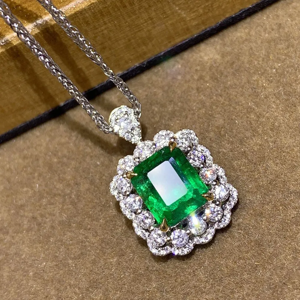 

Ожерелье женское с квадратным зеленым кристаллом Изумрудом и бриллиантами
