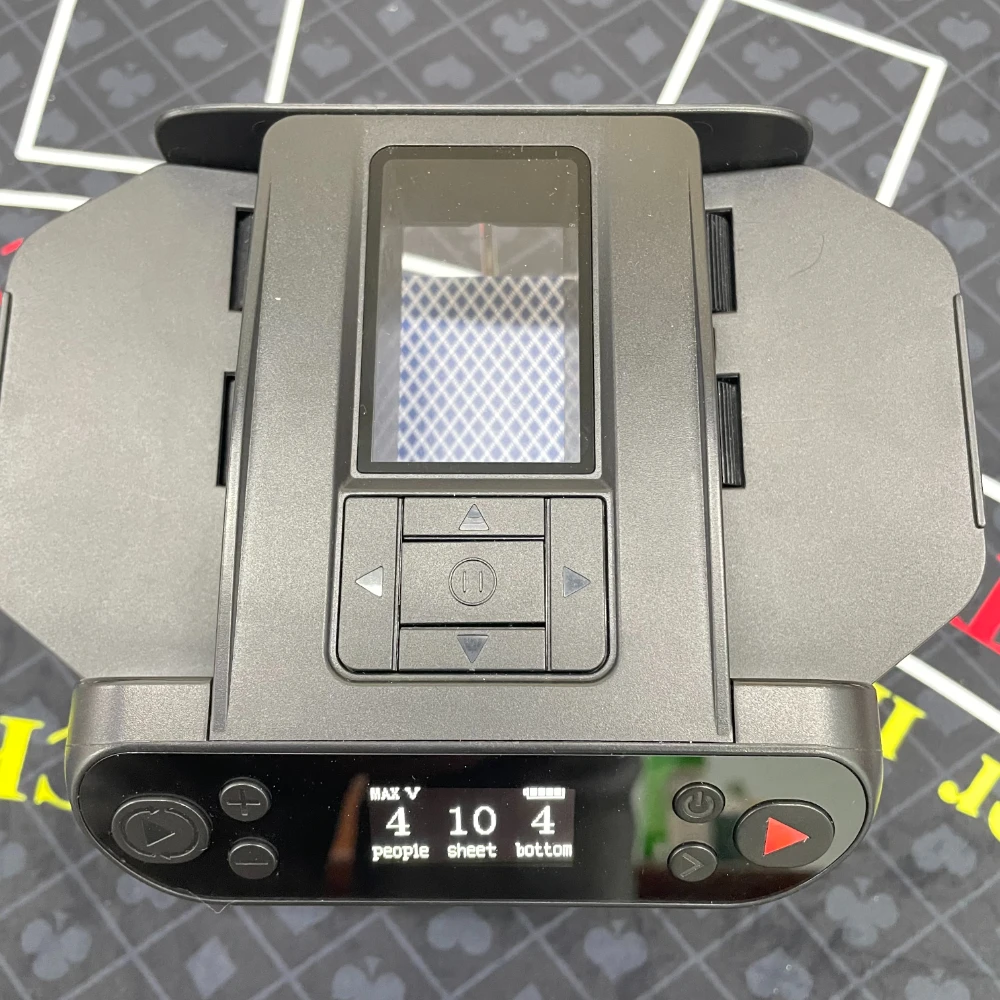 Автоматический дилер распределяет устройство для перемешивания игральных карт