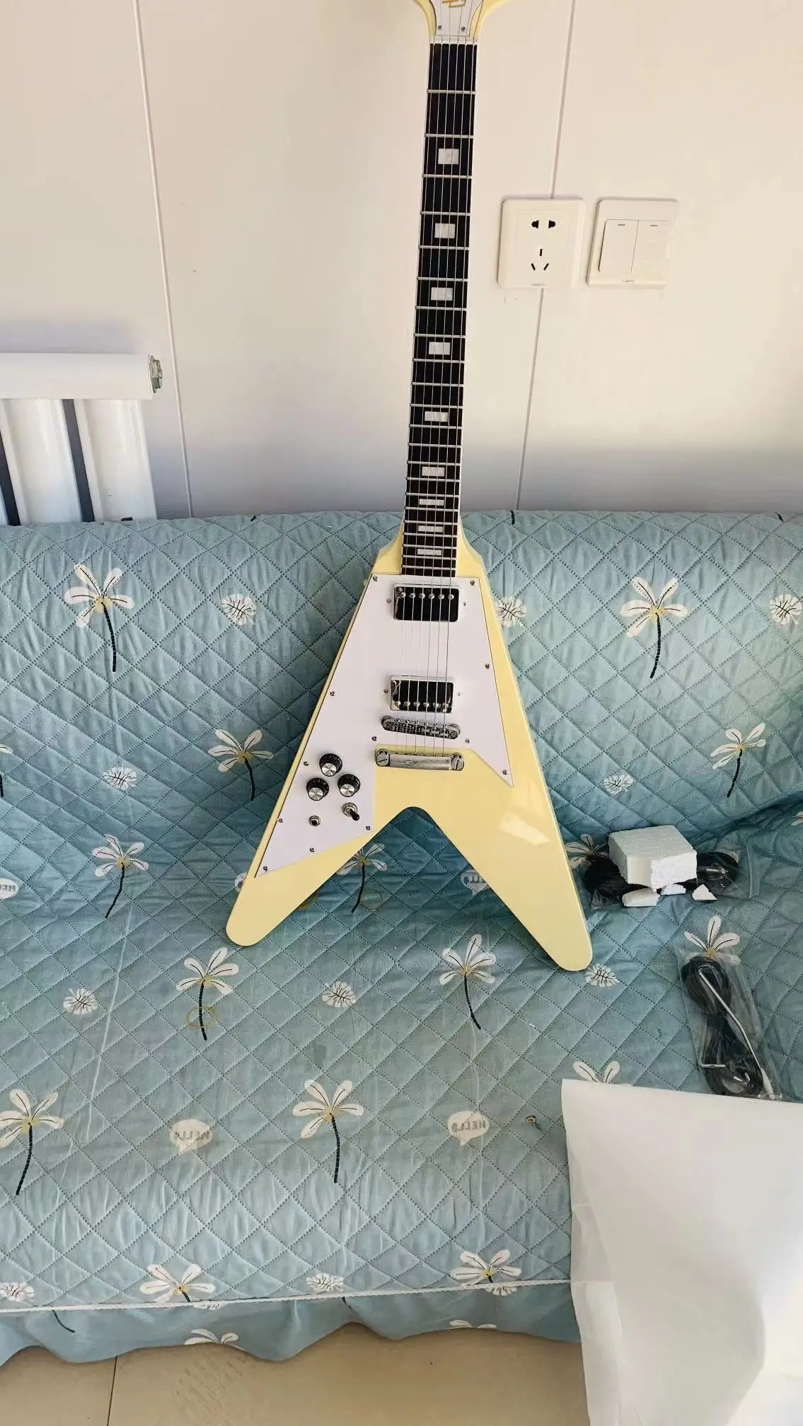 

Электрогитара под заказ, 6 струн, в форме левой руки, кремовый корпус, бесплатная доставка