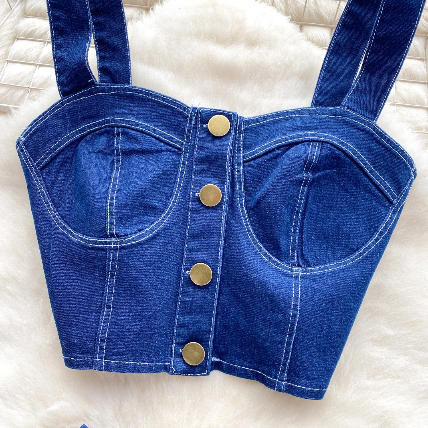 Женский джинсовый костюм с мини-юбкой летний из двух предметов: жилет на