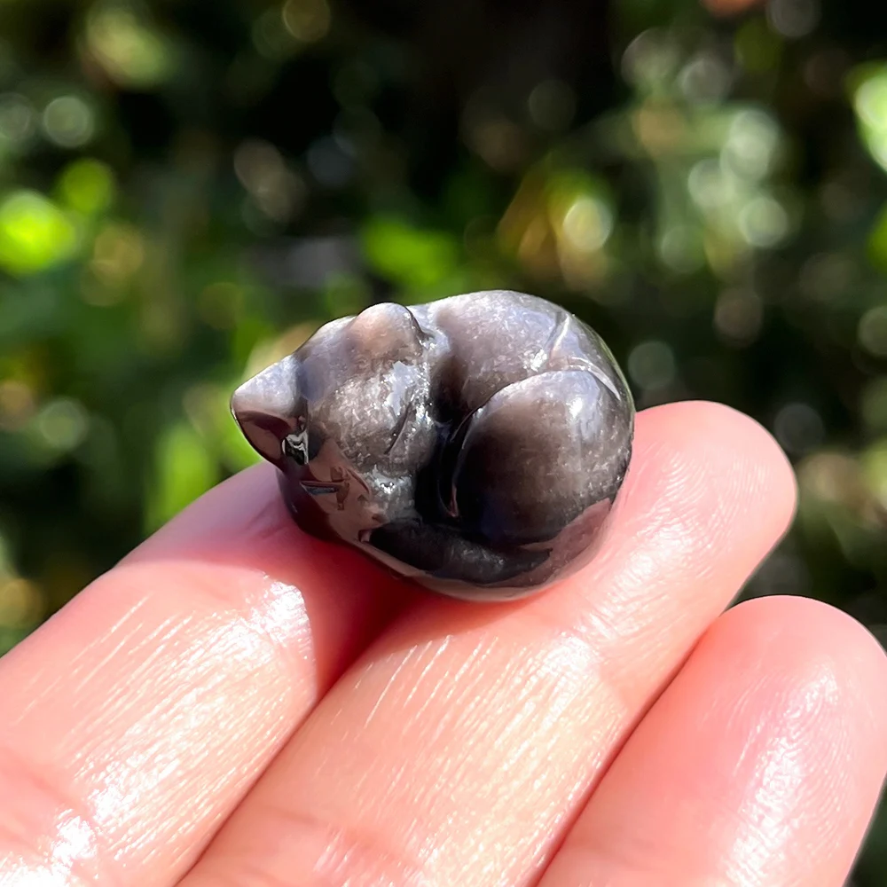 

Миниатюрный спящий кот из обсидиана