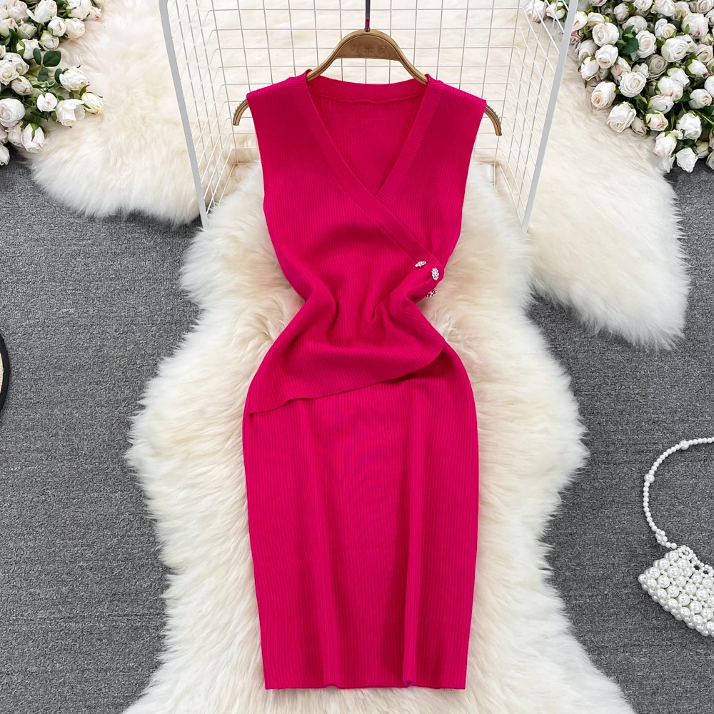 

Осеннее приталенное плиссированное платье средней длины без рукавов с v-образным вырезом