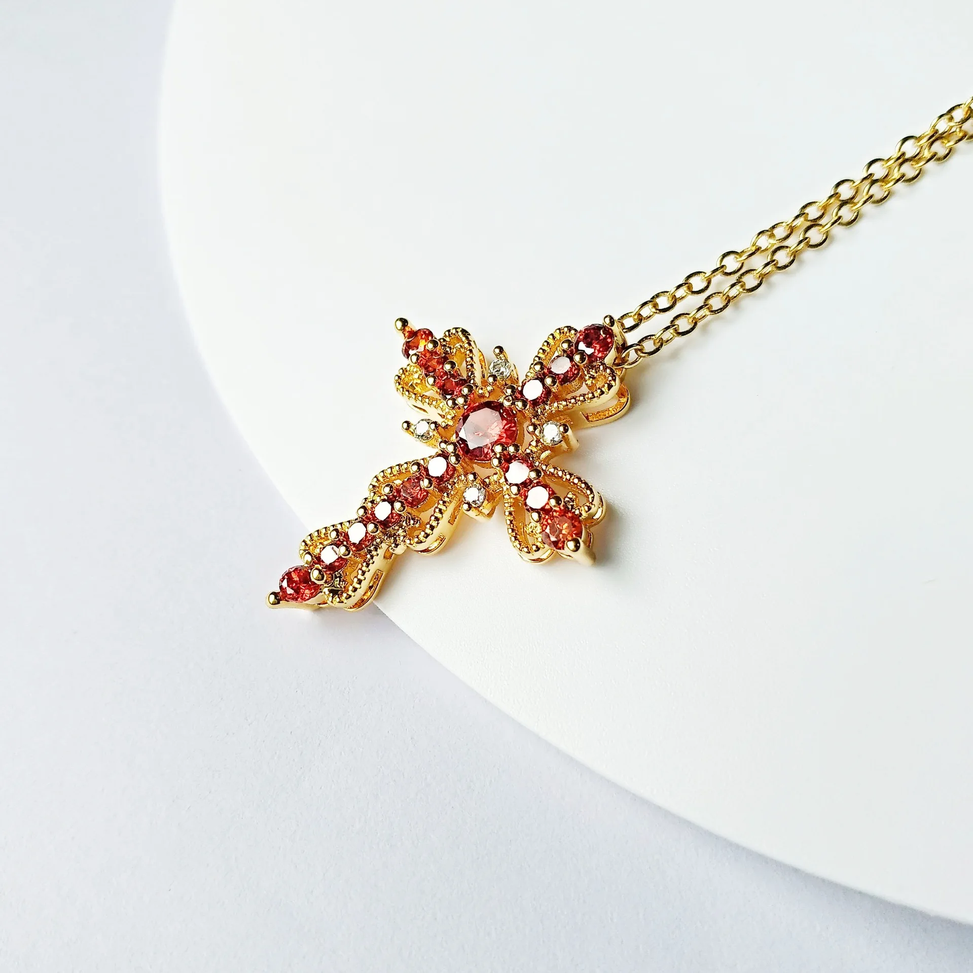 

Hollow Out Zircon Cross Necklace Pigeon Blood Ruby Pendant Retro Low Luxury Gold Collarbone Chain Cross Jewelry necklace