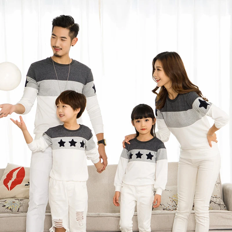 

Одинаковые наряды для семьи, хлопковая Футболка с вышивкой в виде звезд для мужчин, женщин и детей, семейный образ, модная одежда для мамы, отца, ребенка, мальчика, девочки