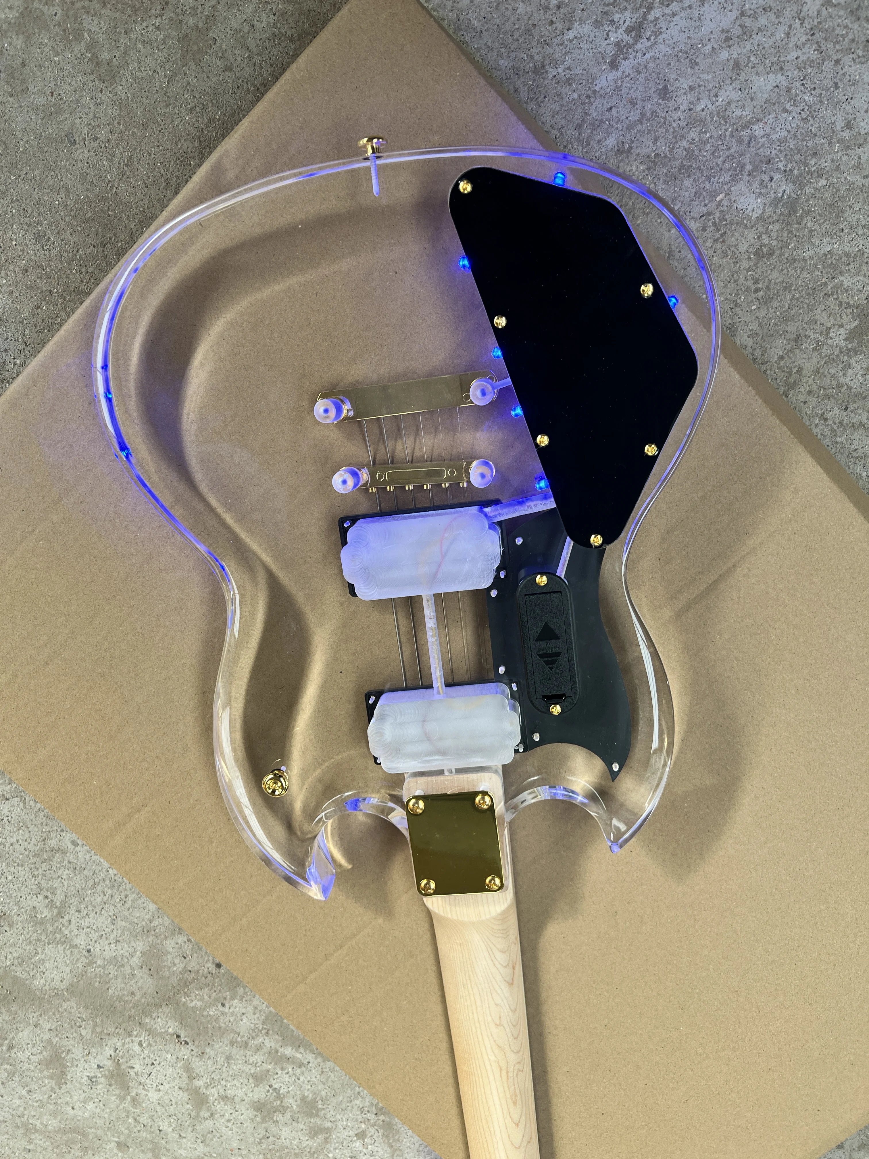 Прозрачная акриловая гитара