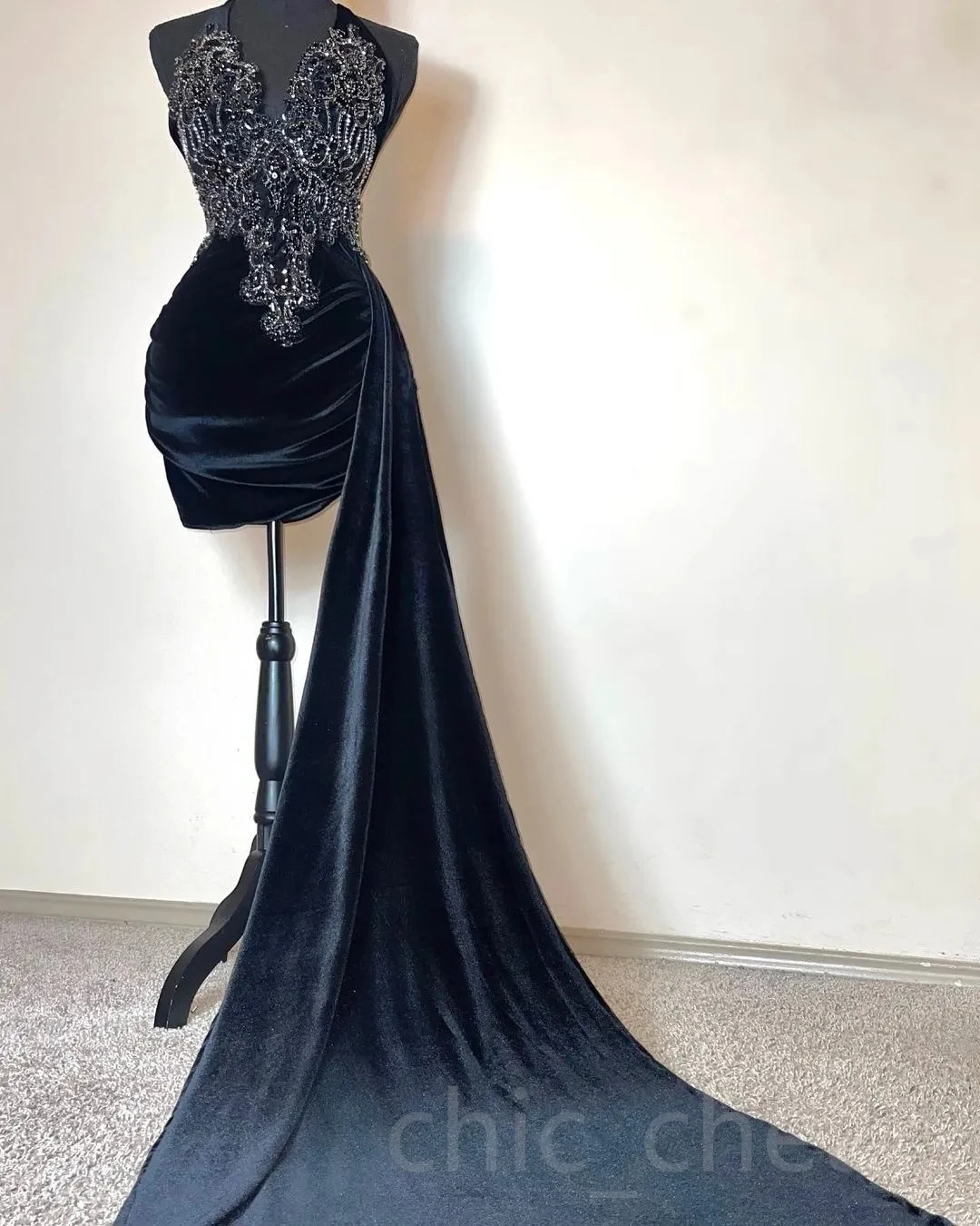 

Black African American Prom Dresses Sheath Halter Velvet Beaded Short Mini Black Girls Nigeria Saudi Arabia Evening Dresses Gown