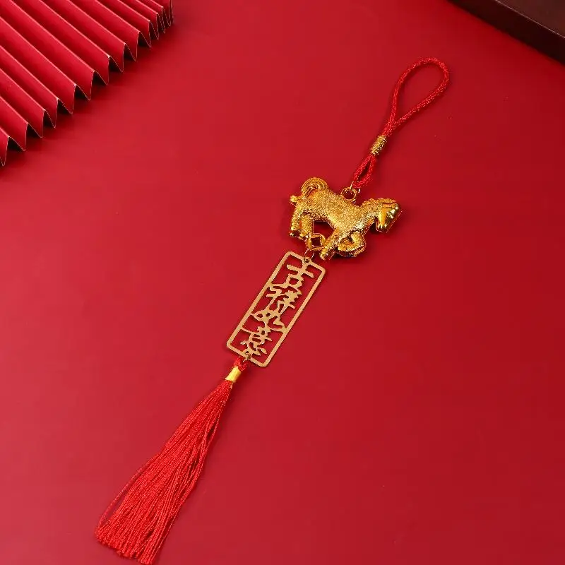 Золотой пластиковый кулон лошадь 2026 год