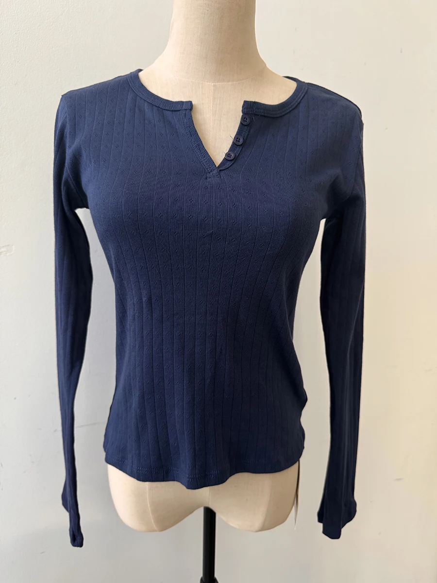 Женская футболка с длинными рукавами и люверсами