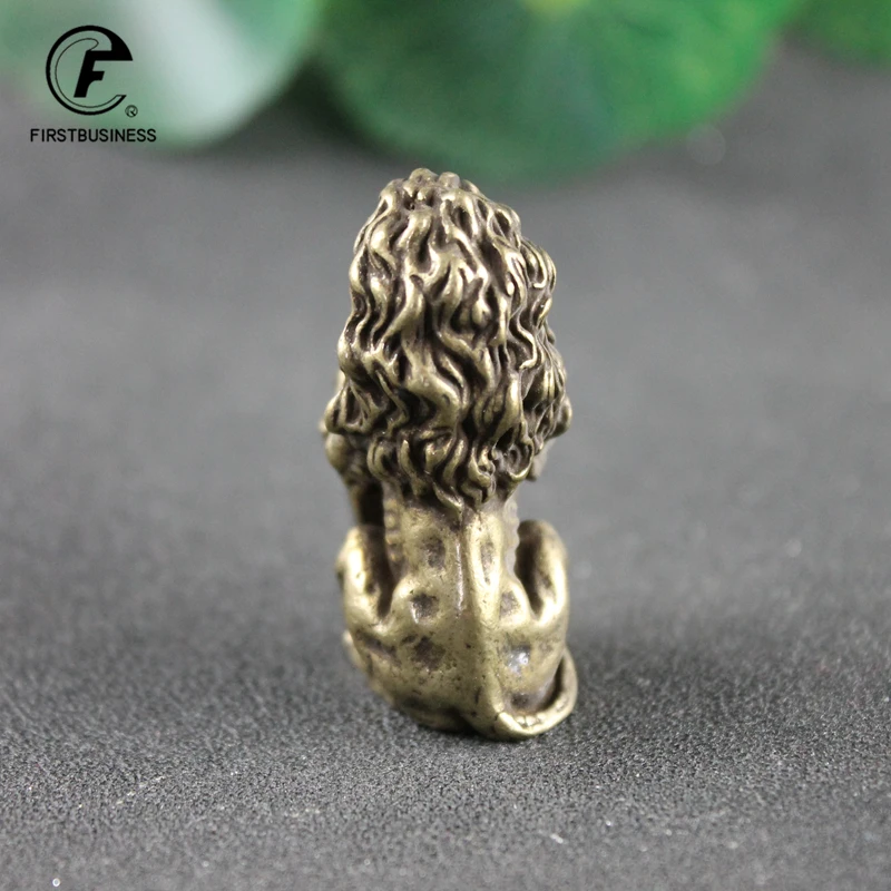 Фото Античная бронза Добро пожаловать Shiled Lion статуя короля домашние украшения фэн-шуй счастливый медный Лев миниатюрные фигурки украшения для стола №3
