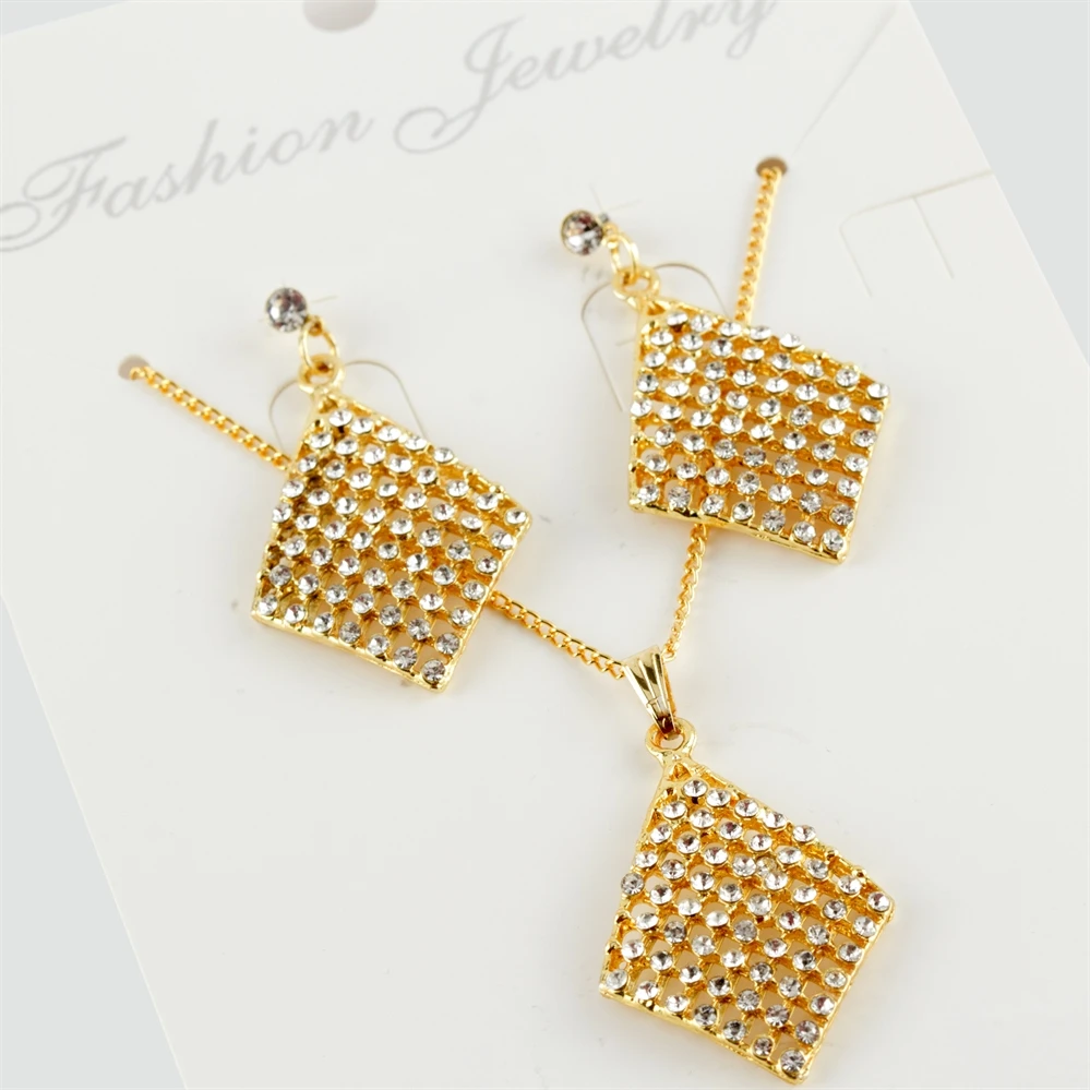 

Комплект из колье, серёг, кольца и браслета, с бусинами