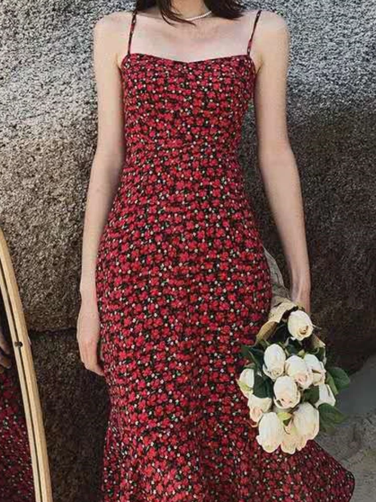 

Женское летнее платье на бретельках с цветочным принтом