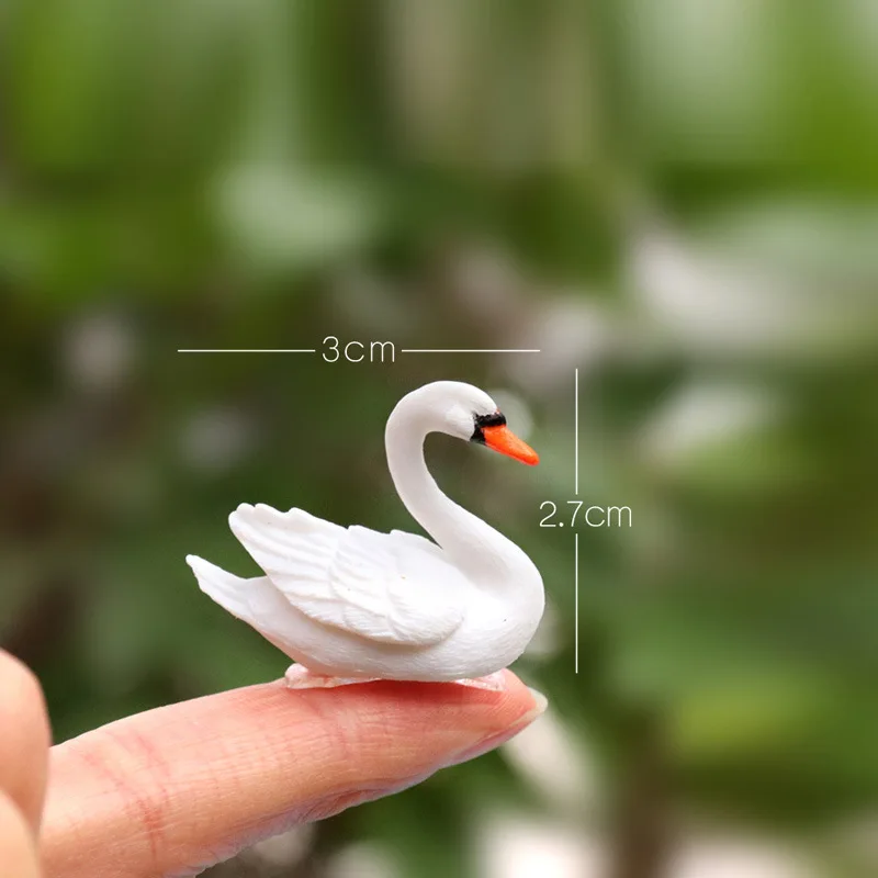 

Пластиковый лебедь