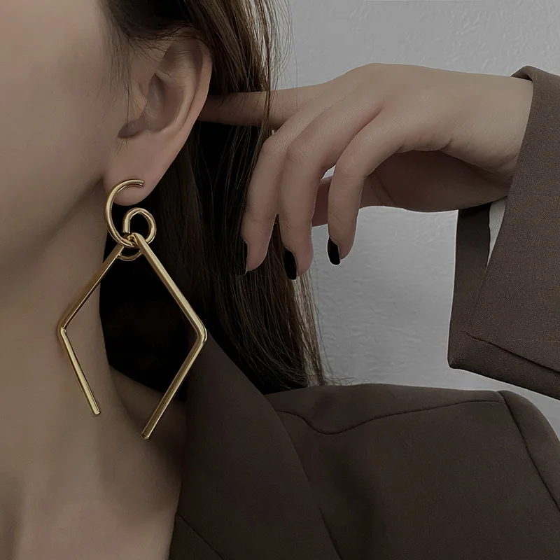 

New European and American style personality exaggerated metal large earrings female senior sense of fashion temperament earrings