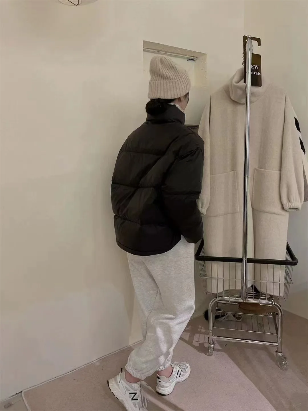 22 Winter New Standing Collar Short Section Down Jacket Female Small Simple Loose Thickened White Duck Down Bread Clothes