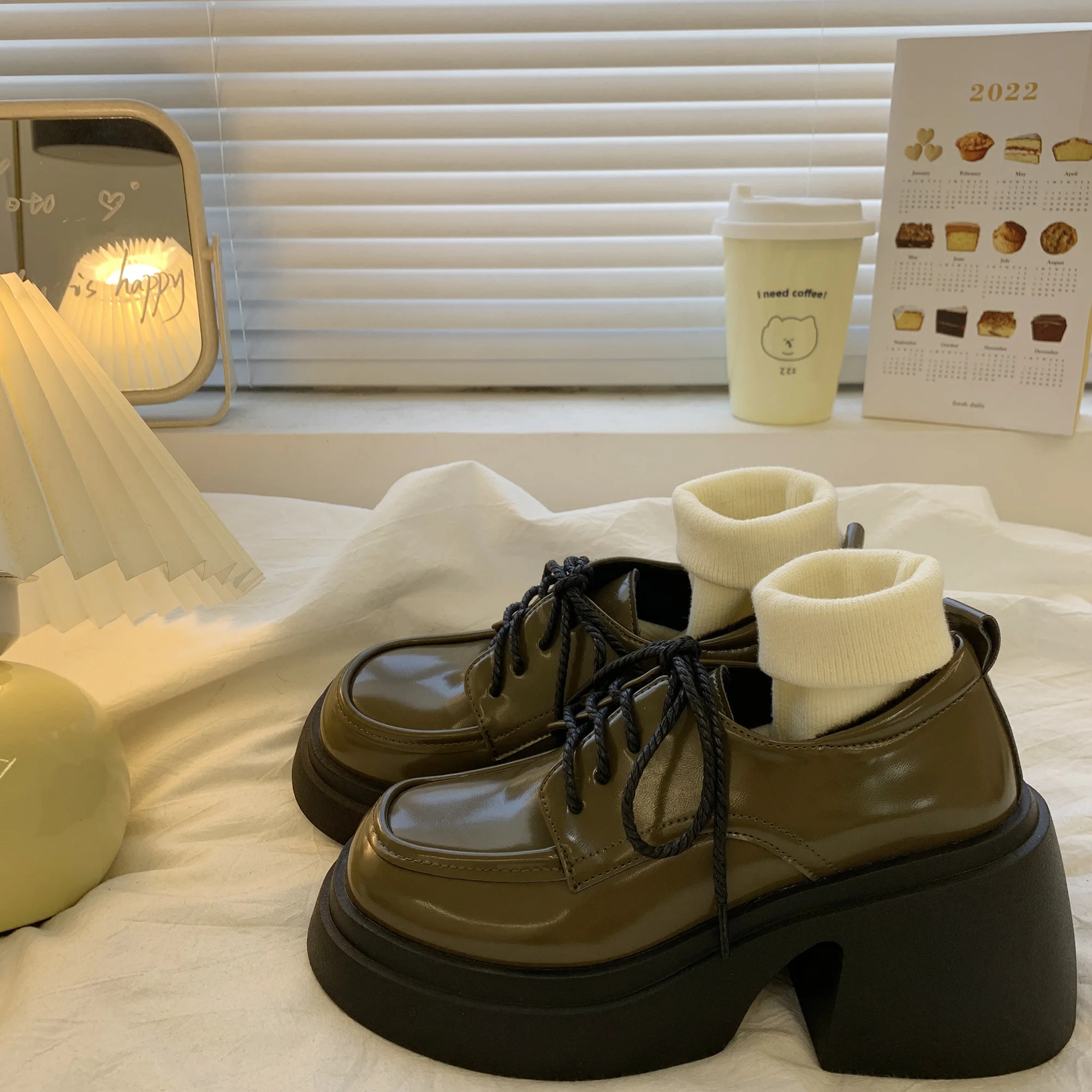 

Зимняя обувь, женские кроссовки на платформе в британском стиле, женская обувь с квадратным носком, повседневные кроссовки, универсальные о...