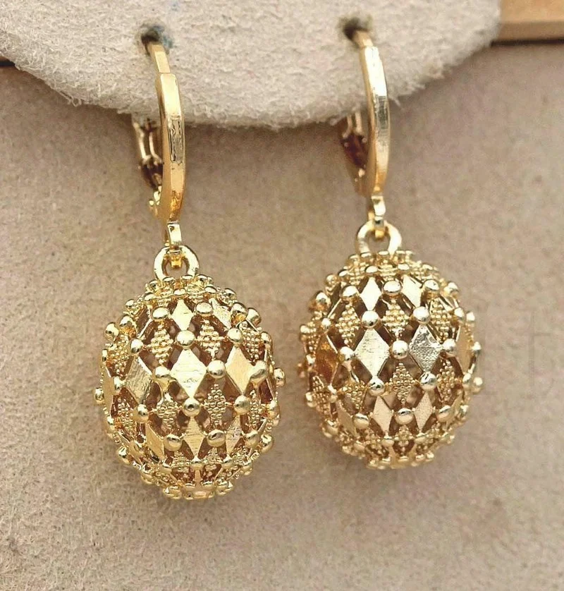 

Sophisticated Fashion Gold Color Inlaid Drop Earrings Classic Creative Metal Carved Pattern Hollow Ball Drop Earrings