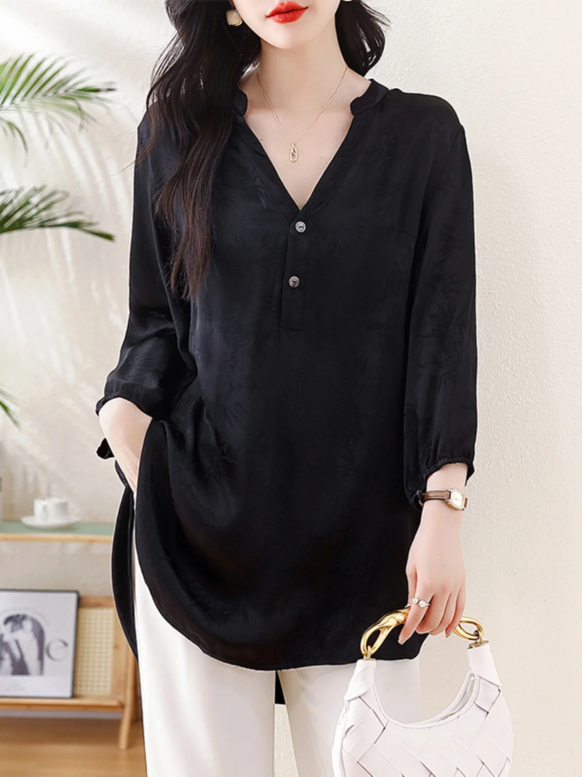 Рубашка женская с V-образным вырезом осень 2024