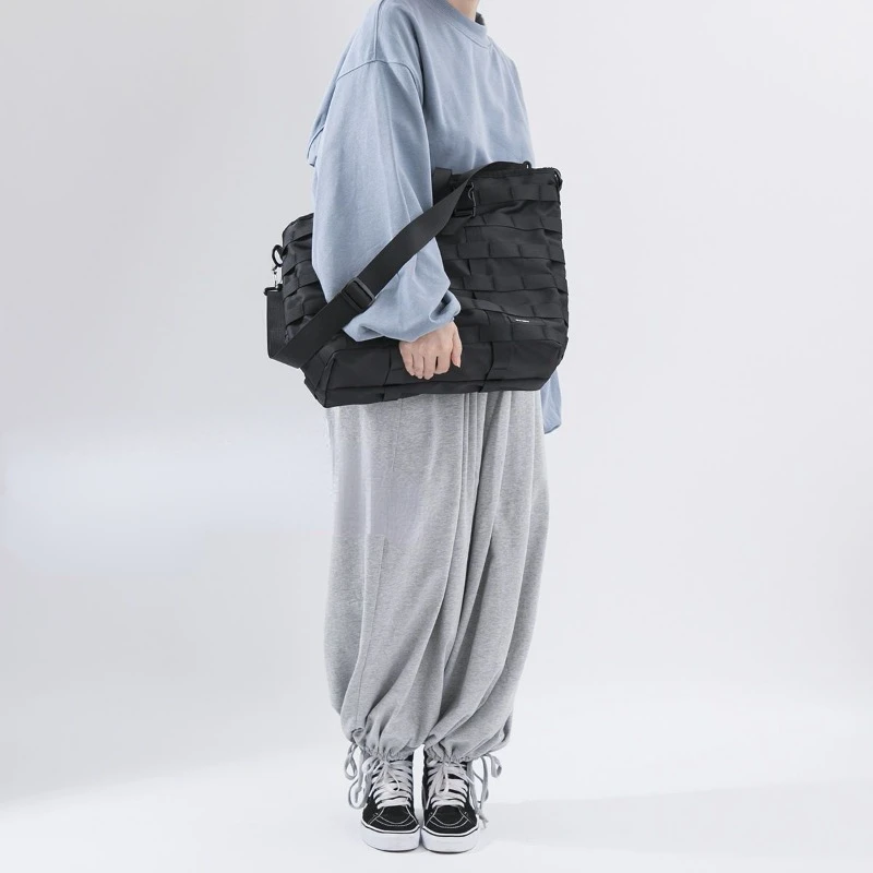 Модные простые сумки в стиле панк с перекрестными вставками вместительная