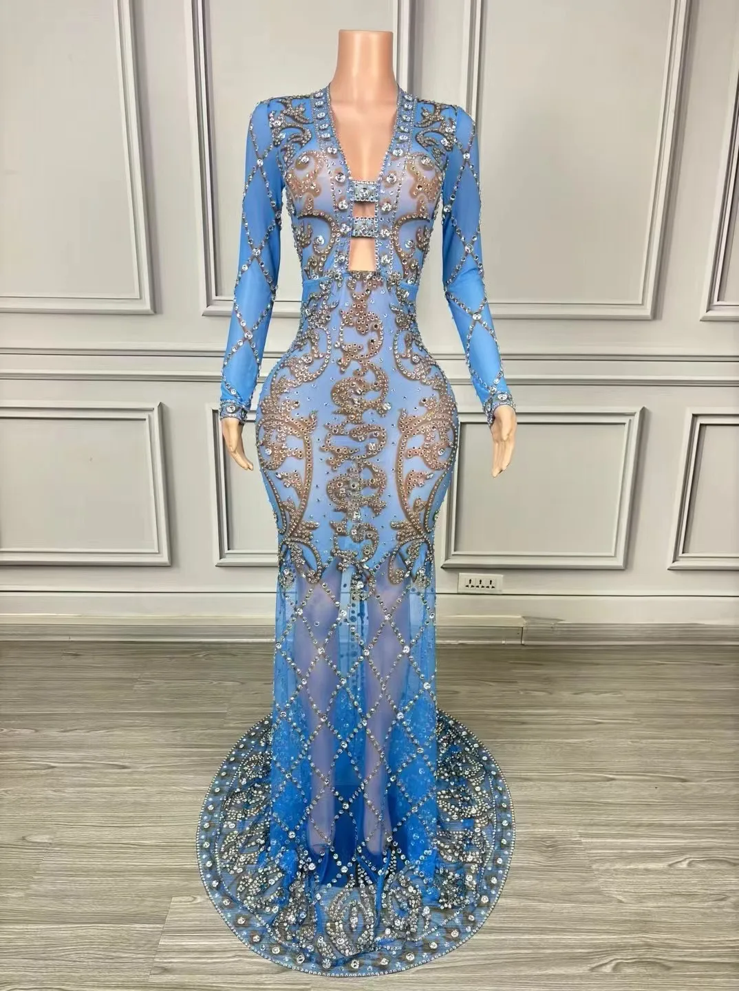 Блестящее Прозрачное платье-футляр с глубоким V-образным вырезом и стразами