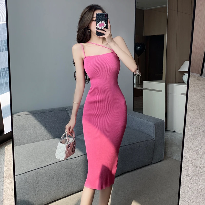 

Женское трикотажное платье-футляр средней длины, без бретелек