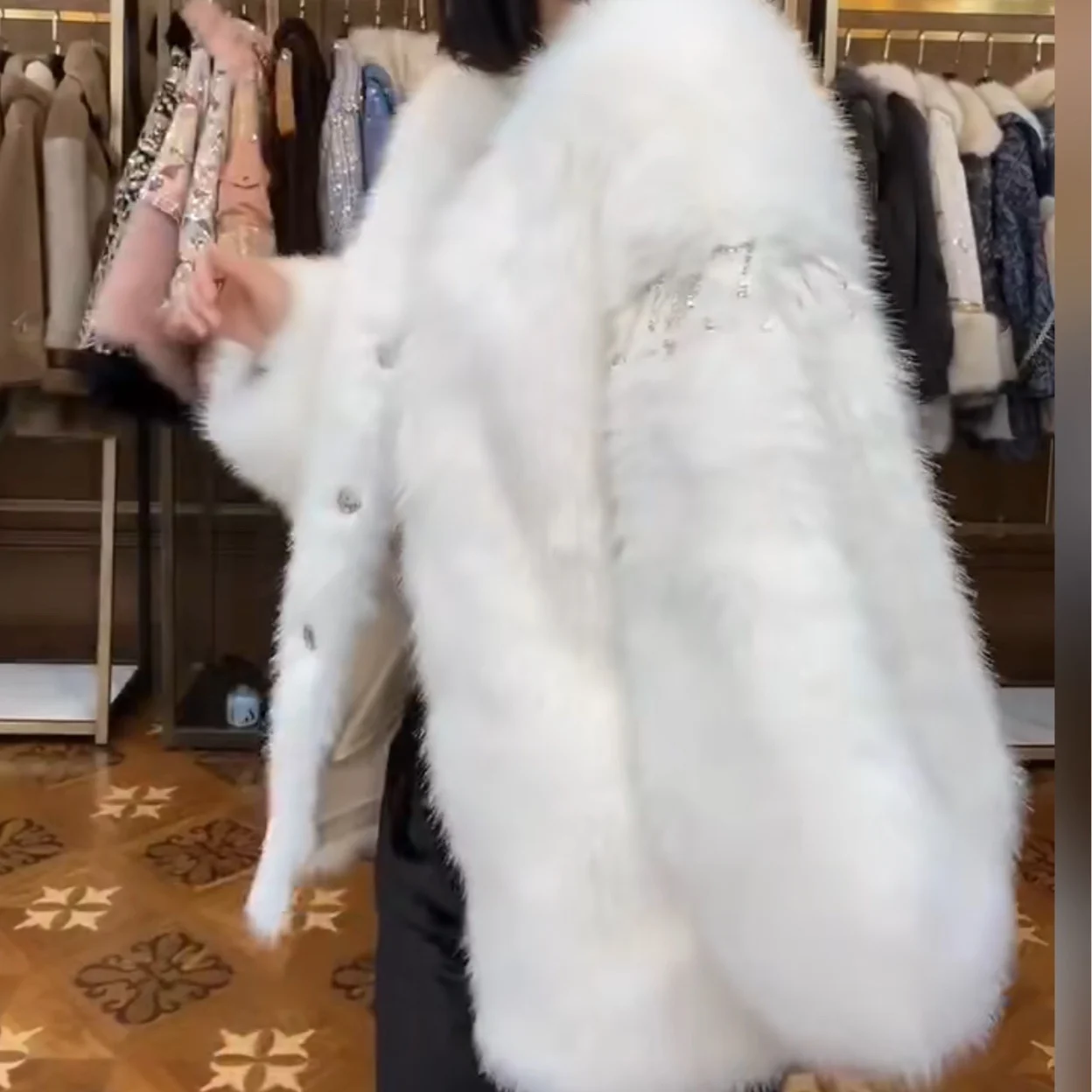 Рисунок 4 - Зимняя меховая женская куртка с длинным рукавом