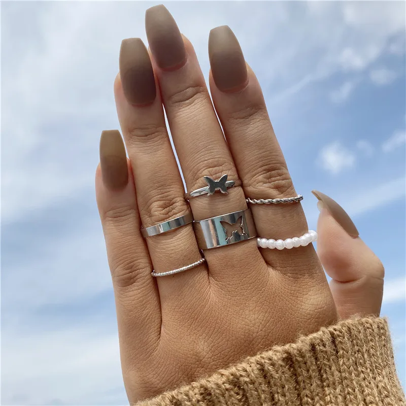 Женское кольцо с бабочкой и розой черное искусственным драгоценным камнем |