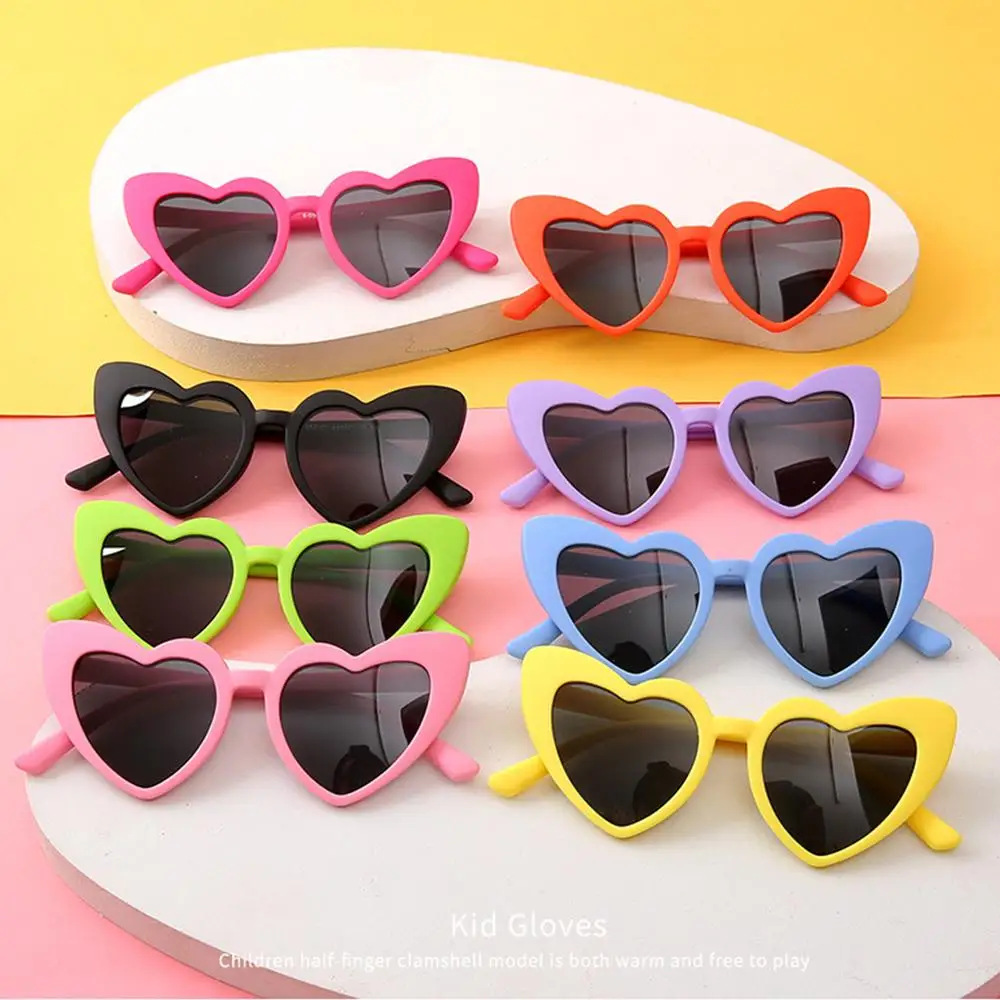 ROUND SUNGLASSES WITH PASTEL HEARTS CHAIN