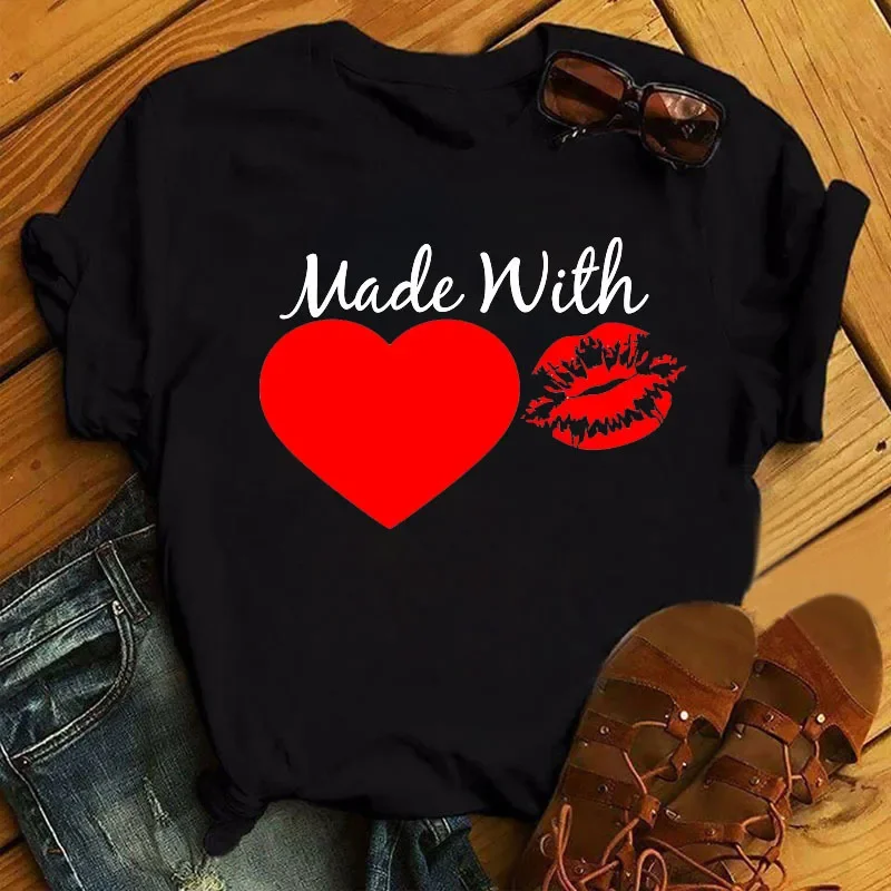 Женская футболка с коротким рукавом круглым вырезом и принтом губ