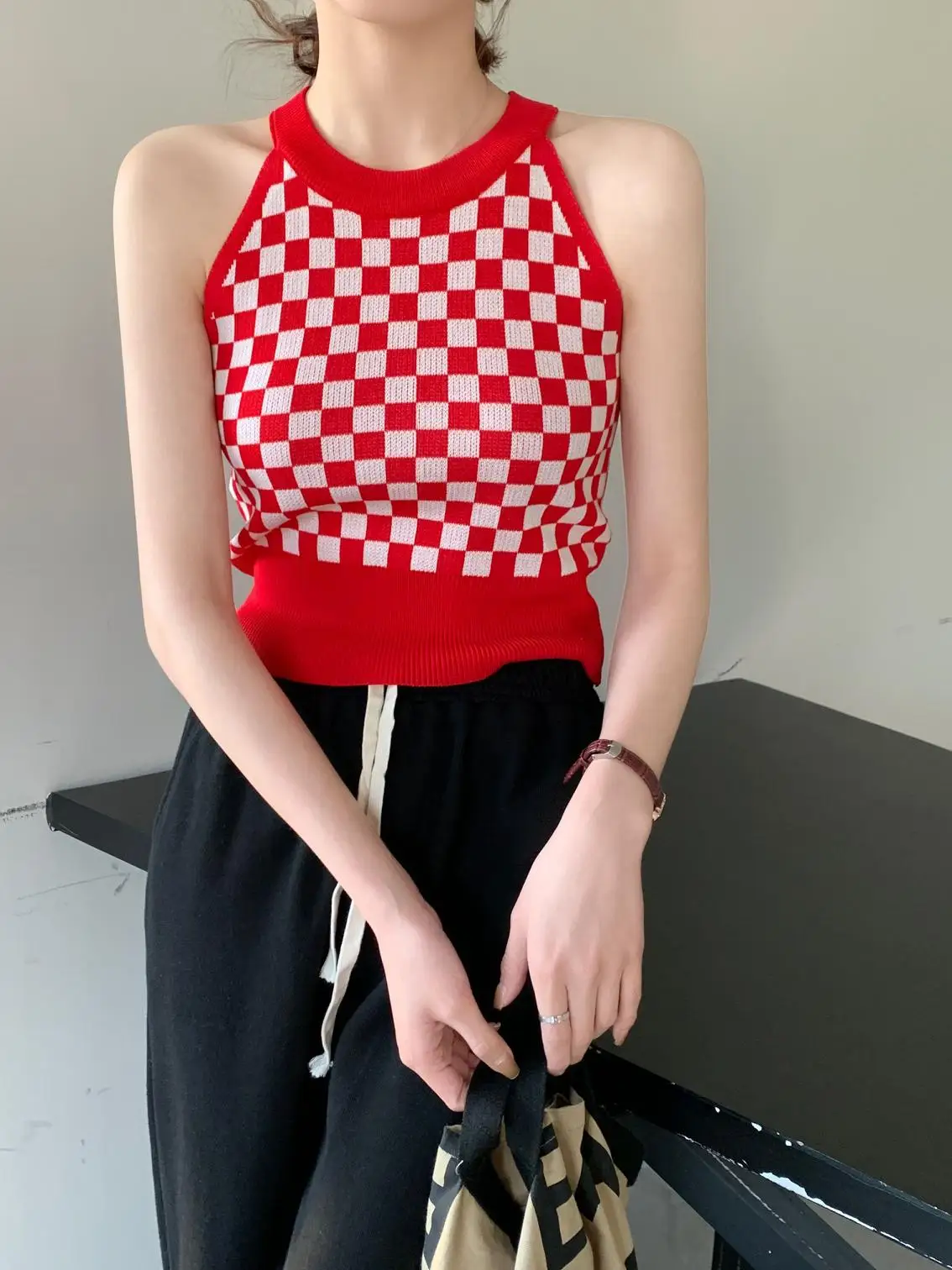 Женская Трикотажная майка с круглым вырезом без рукавов |