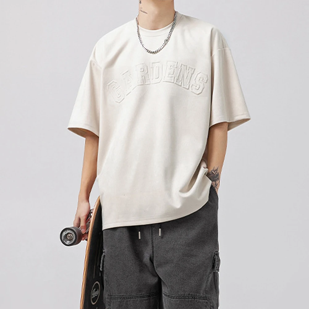 

Мужская летняя футболка с круглым вырезом и объемными буквами
