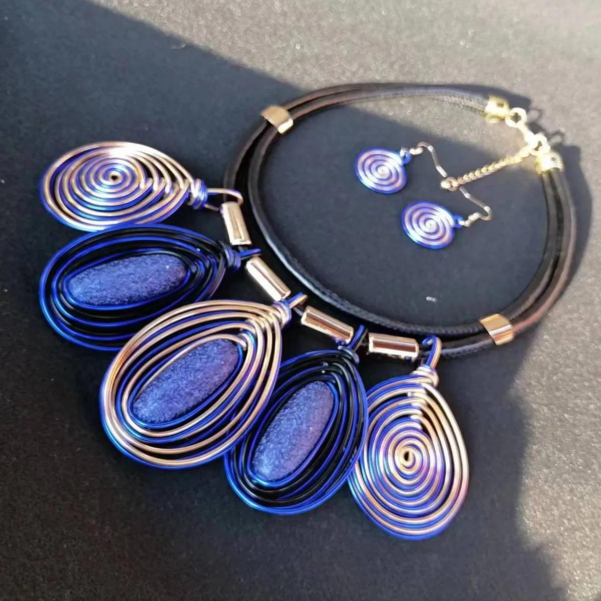 Женские серьги-гвоздики с подвеской в форме капли