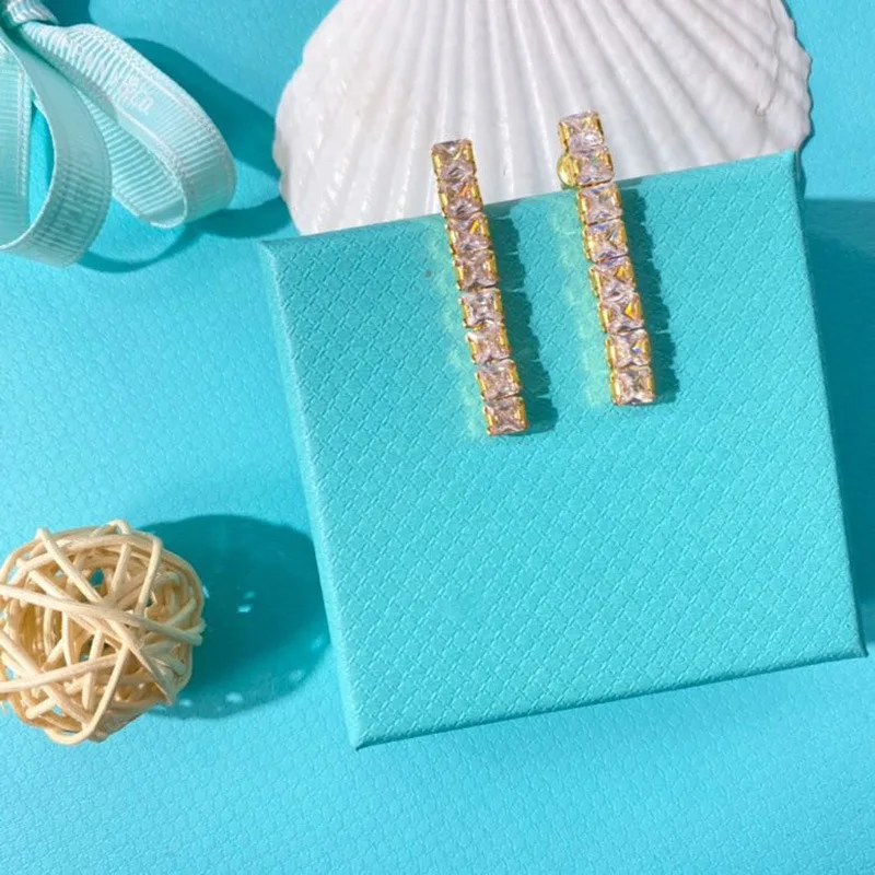 Фото Изысканные серьги из титановой стали, модные и простые круглые гладкие буквы из титановой стали, трехцветные романтические и популярные. №4