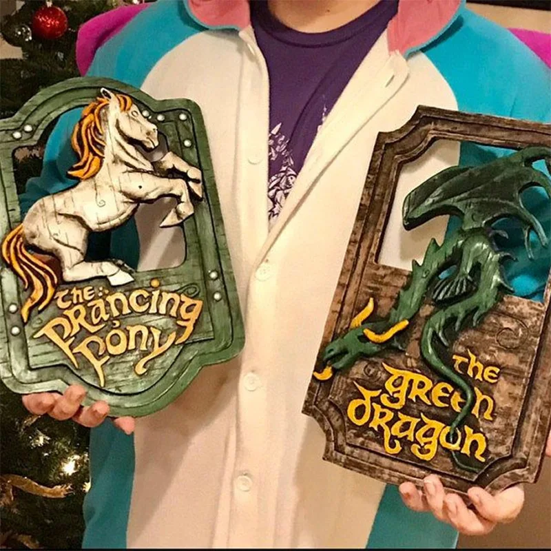 

New Longma Resin Crafts Modern Home Wall Art Decorations Lord of The Rings The Prancing Pony and The Green Dragon Pub Signs Set